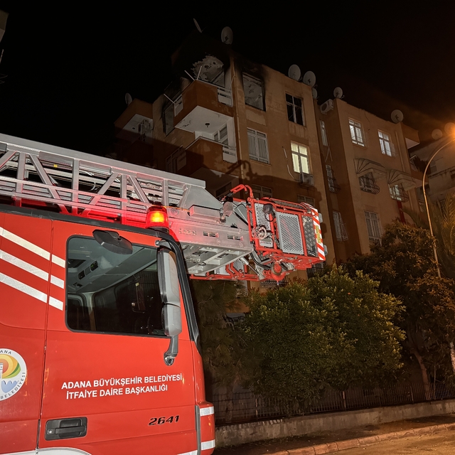 Adana'da apartman dairesinde çıkan yangın hasara neden oldu