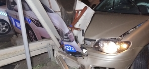Orhangazi'de yol kenarındaki polis aracı maketine çarpan otomobildeki 2 kişi yaralandı