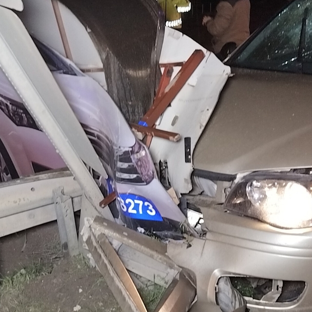 Orhangazi'de yol kenarındaki polis aracı maketine çarpan otomobildeki 2 kiş...