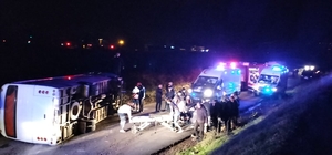 Akyazı'da işçi servisinin devrilmesi sonucu 2 kişi yaralandı