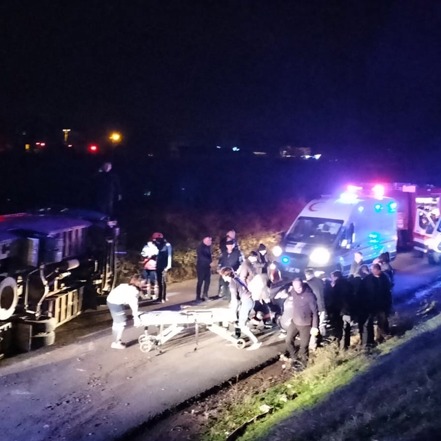 Akyazı'da işçi servisinin devrilmesi sonucu 2 kişi yaralandı