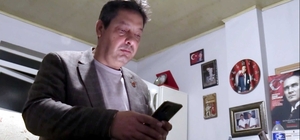 Depremde kaybettiği komşularının eşyalarını muhtarlık binasında saklıyor