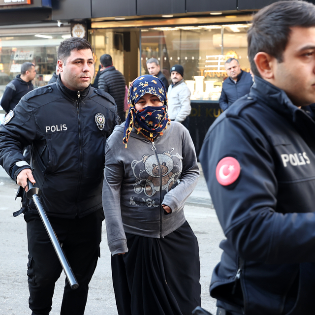 Adana'da kuyumcudan altın çalmaya çalışan 5 kişi yakalandı