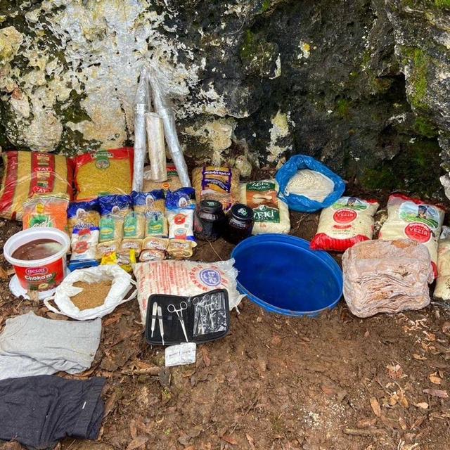 Teröristlerin kullandığı 2 sığınakta uyuşturucu ve mühimmat ele geçirildi