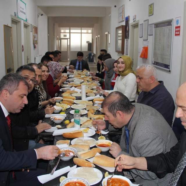 Yalıhüyük'te kamu çalışanları yemekte bir araya geldi