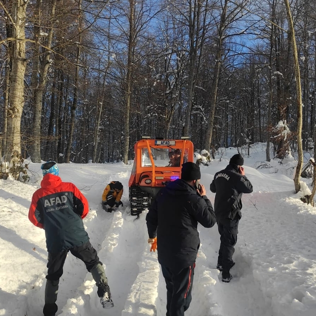 Ormanda birbirini kaybeden 2 avcıdan 1'i donarak öldü