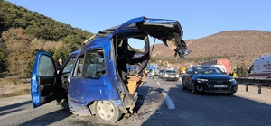 Kütahya'da 3 aracın karıştığı kazada bir sürücü yaralandı