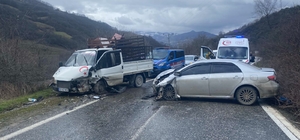 Samsun'da kamyonet ile otomobilin çarpıştığı kazada 4 kişi yaralandı