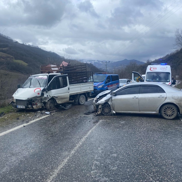 Samsun'da kamyonet ile otomobilin çarpıştığı kazada 4 kişi yaralandı
