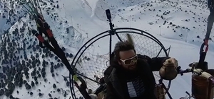 Paraşütçüler gökyüzünde kahvaltı yaptı