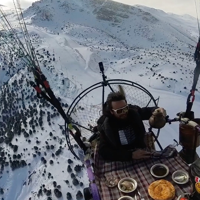 Paraşütçüler gökyüzünde kahvaltı yaptı