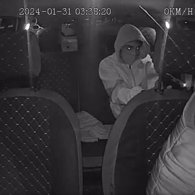 Taksiciyi tabancayla yaralayıp, telefonunu gasbetti