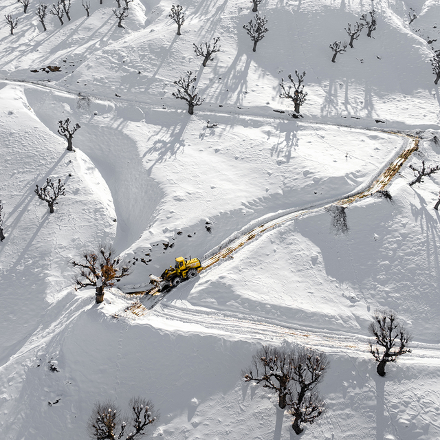 Batman'da kardan kapanan köy yollarını açma çalışması sürüyor