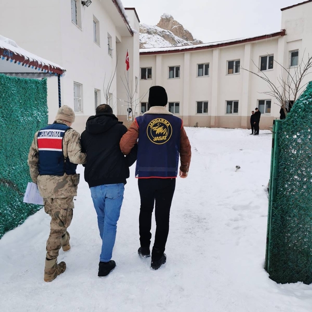 Ağrı'da kesinleşmiş hapis cezası bulunan firari hükümlü yakalandı
