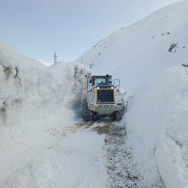 Yüksekova'da metrelerce kar altındaki yollarda çalışmalar sürüyor