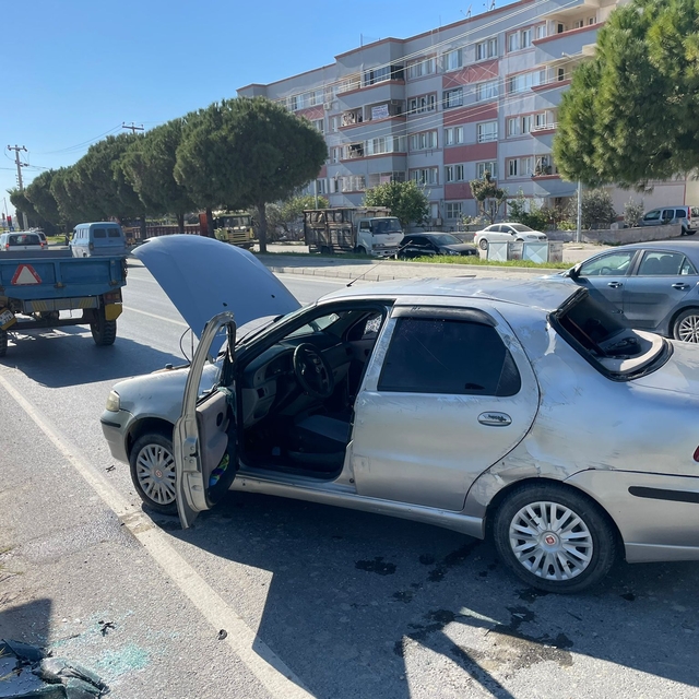 Aydın'da otomobille traktörün çarpışması sonucu 5 kişi yaralandı