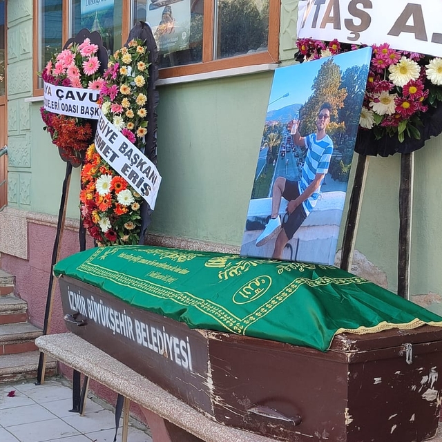 İzmir'de evde çıkan yangında hayatını kaybeden 18 yaşındaki genç toprağa ve...