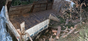 İzmir'de uçuruma yuvarlanan kamyonun sürücüsü hayatını kaybetti