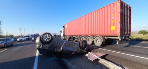 Manisa'da otomobilin tıra çarpması sonucu 7 kişi yaralandı