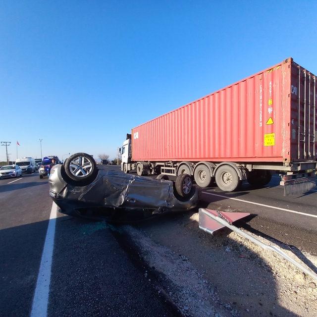 Manisa'da otomobilin tıra çarpması sonucu 7 kişi yaralandı