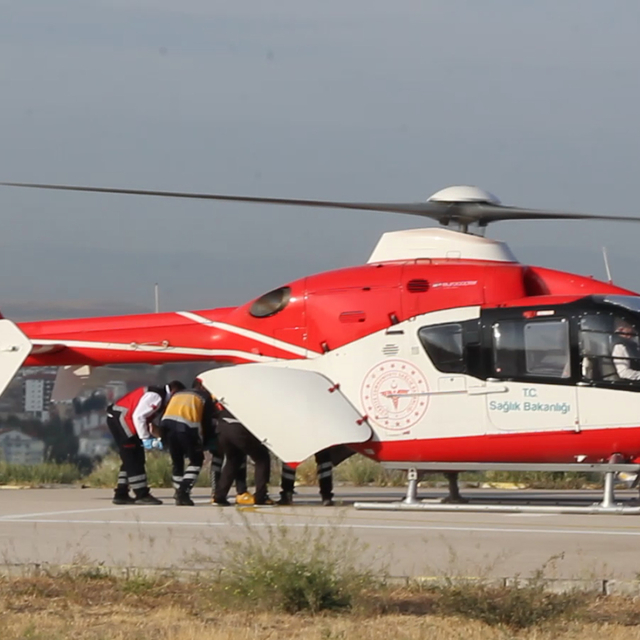 Hava ambulansı kalp krizi geçiren 97 yaşındaki hasta için havalandı