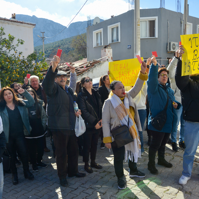 CHP Karaburun Belediye Başkan adayı Balcı'ya parti önünde tepki