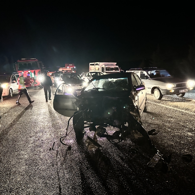 Adıyaman'da iki otomobilin çarpıştığı kazada 6  kişi yaralandı