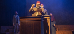 "Cumhuriyet'e Doğru" tiyatro oyunu Sakarya'da sahnelendi