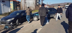 3 kişinin yaralandığı kaza kamerada