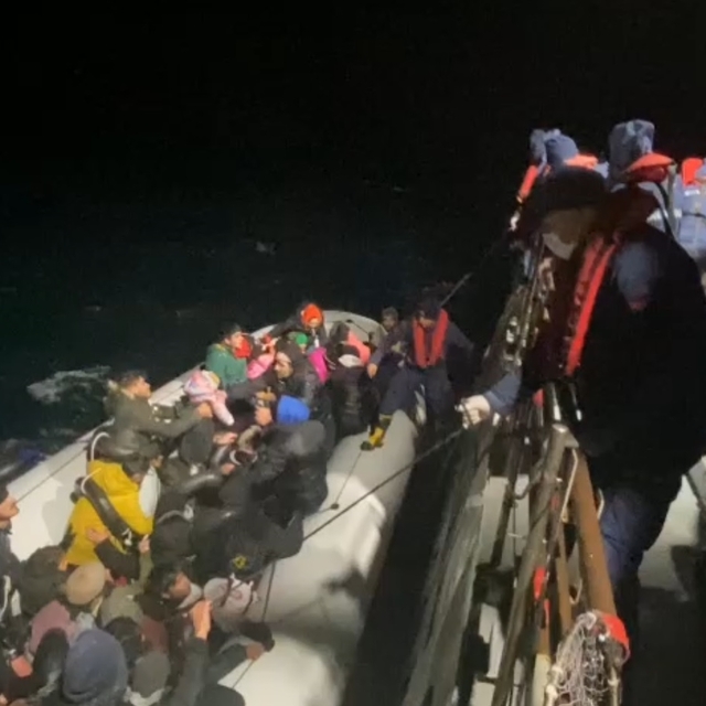 Ayvalık açıklarında 55 düzensiz göçmen yakalandı