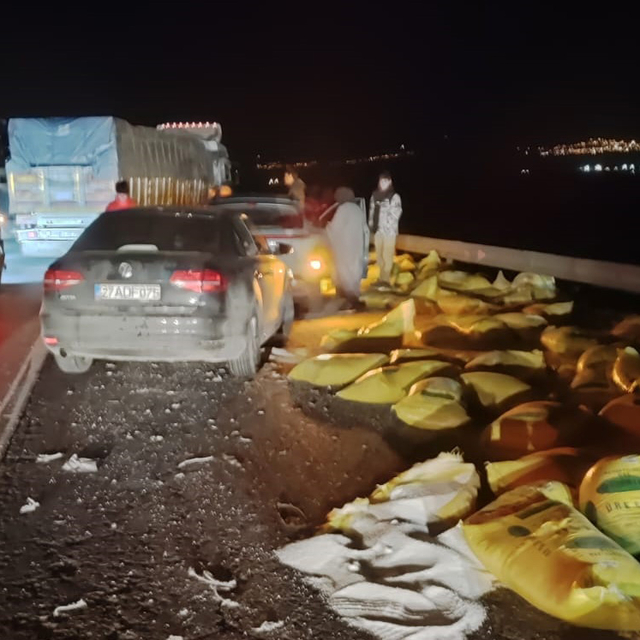Devrilen TIR´dan yola dökülen gübre çuvallarına 2 otomobil çarptı: 1 yaralı