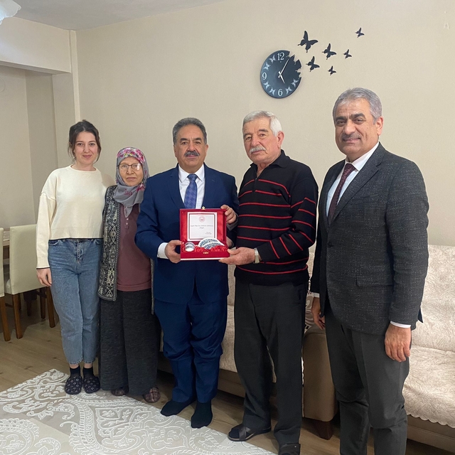 Süleymanpaşa Kaymakamı Güler, şehit ailesi ile Kıbrıs gazisini ziyaret etti