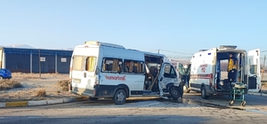 Afyonkarahisar'da minibüs ile kamyonetin çarpışması sonucu 8 kişi yaralandı
