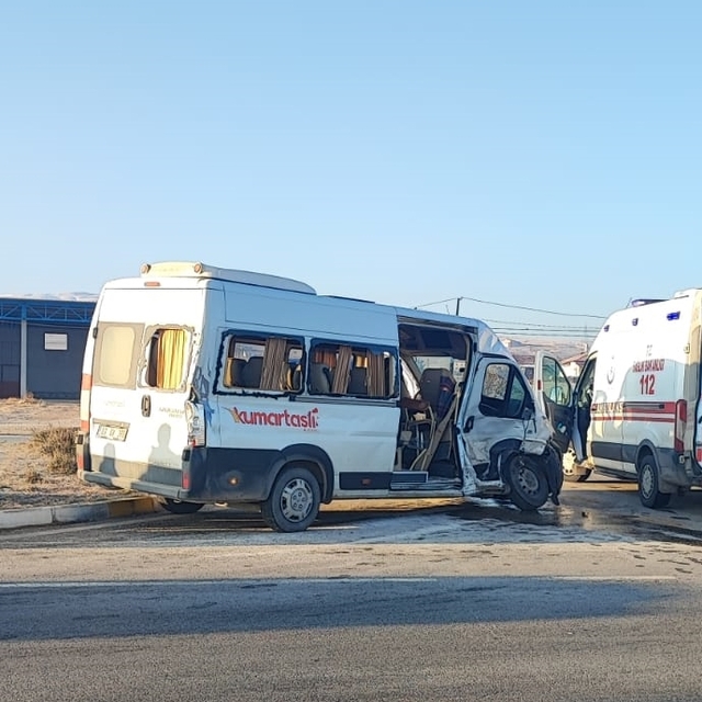 Afyonkarahisar'da minibüs ile kamyonetin çarpışması sonucu 8 kişi yaralandı