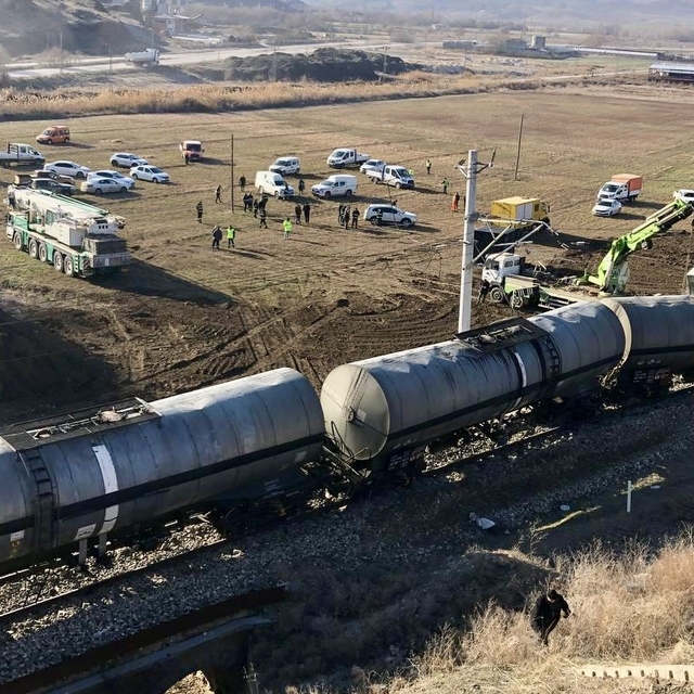 Kırıkkale'de yük treninin lokomotifi devrildi, 2 makinist yaralandı