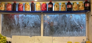 Kars'ta iş yerlerinin camları buz tuttu, araçlar brandayla korundu