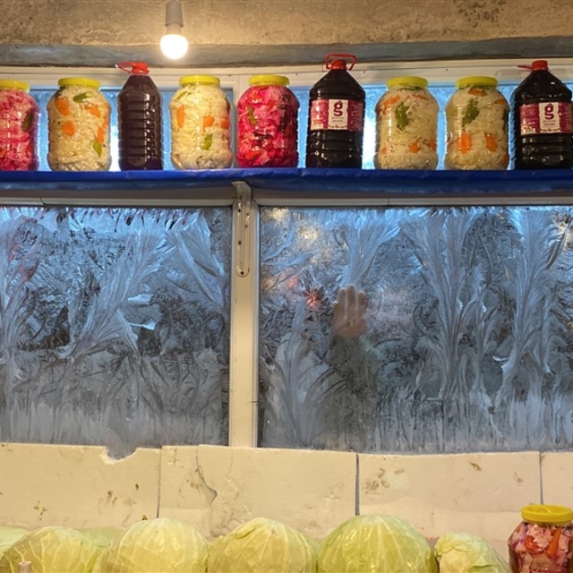 Kars'ta iş yerlerinin camları buz tuttu, araçlar brandayla korundu