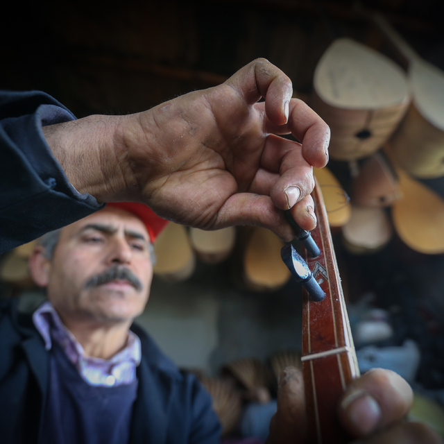 6 ŞUBAT DEPREMLERİNİN BİRİNCİ YILI - Depremde atölyesi yıkılan bağlama usta...