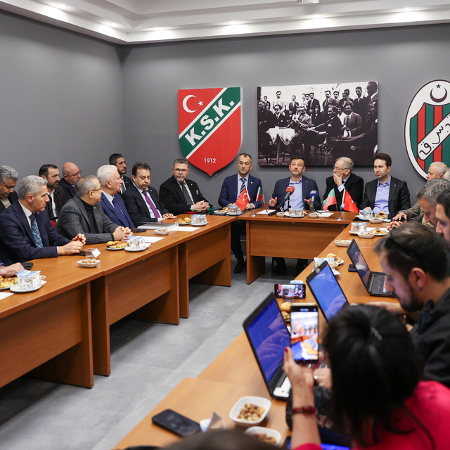 İzmir Büyükşehir Belediye Başkan adayı Dağ, Karşıyaka Spor Kulübünü ziyaret...