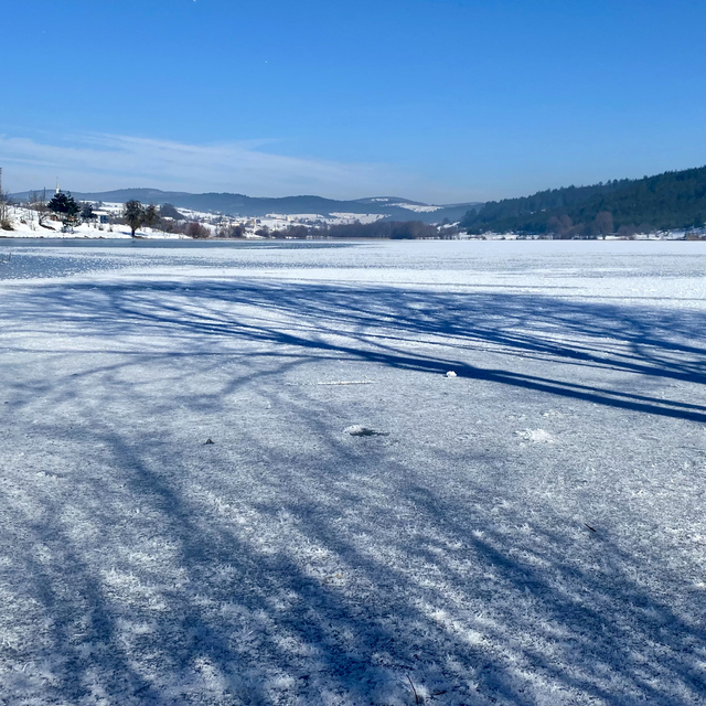Karabük'te soğuk hava göletlerin yüzeyini dondurdu
