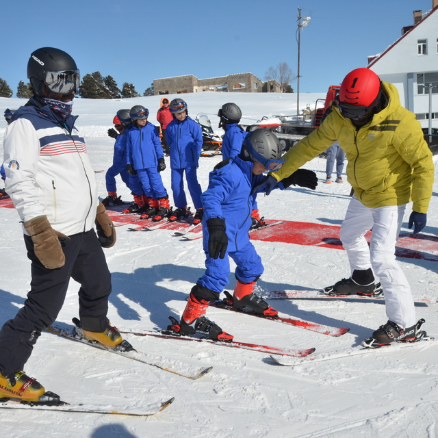 Kars'ta Valilik öncülüğünde öğrencilere verilen kayak eğitimleri devam ediy...