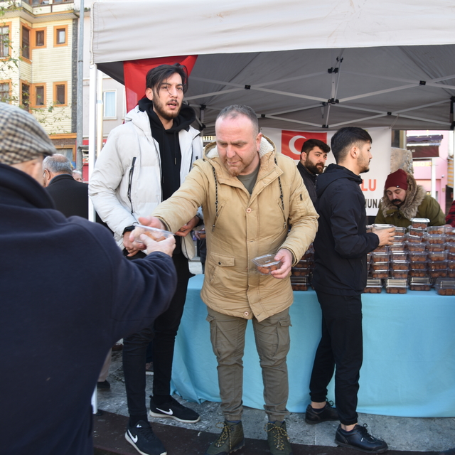 Görele'de şehitler için lokma tatlı dağıtıldı