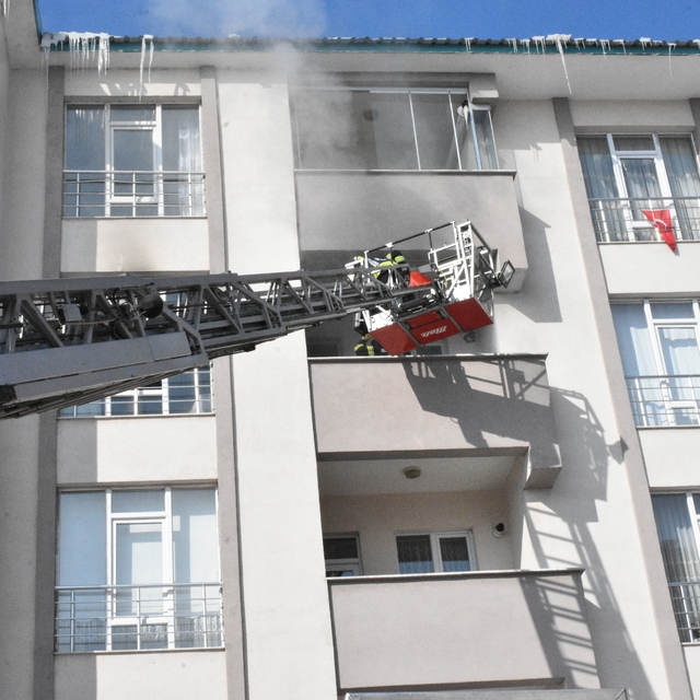 Erzurum'da apartman yangınında dumandan etkilenen kadın ve çocuk tedaviye a...