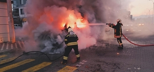 Manisa'da seyir halindeyken alev alan servis minibüsü yandı