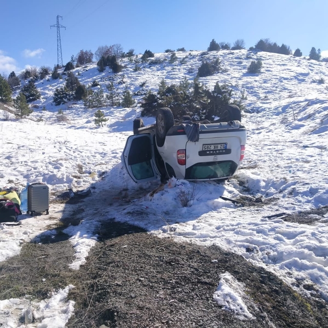Tokat'ta otomobilin şarampole devrildiği kazada 3 kişi yaralandı