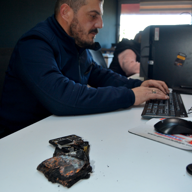 Muğla'da cep telefonu bataryasının patlama anı kameraya yansıdı