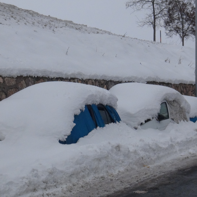 Bitlis'te kar ve soğuk hava esnafı olumsuz etkiliyor