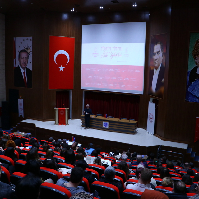 Tekirdağ'da "Tüketim Toplumunda Aile Kurumu ve Biz" konulu söyleşi düzenlen...