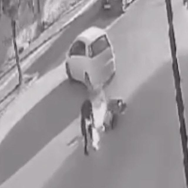 Hafif ticari araca çarpan motosiklet sürücüsünün kıyafetleri alev aldı, o a...