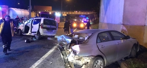 Kocaeli'de hafif ticari aracın otomobille çarpıştığı kazada 4 kişi yaraland...